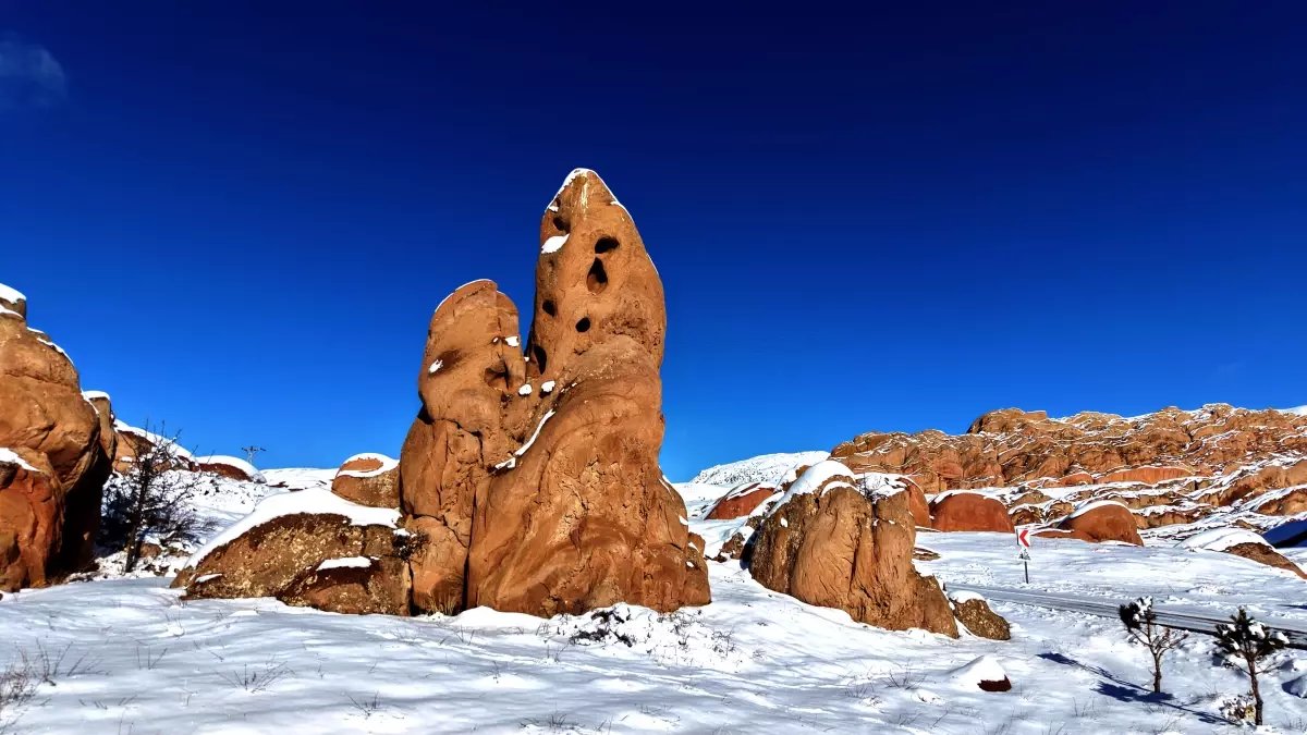 Sivas'taki Eğribucak Kayalıkları kar yağışı sonrası Mars yüzeyine benzetildi