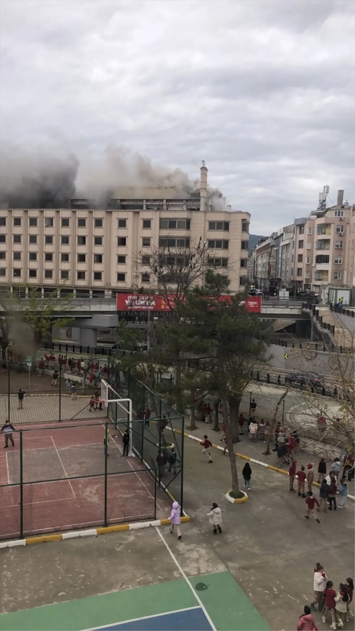 Balıkesir'de tadilattaki binada çıkan yangın söndürüldü