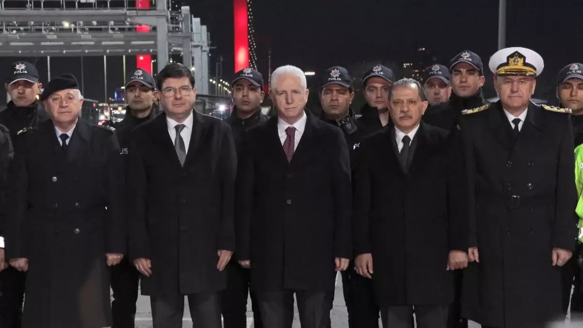 İstanbul Valisi Davut Gül, Yeni Yılı Denetim Noktalarında Karşıladı