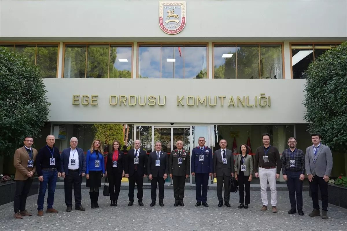 İzmir'de yapay zekanın savunma sanayindeki rolü ele alındı