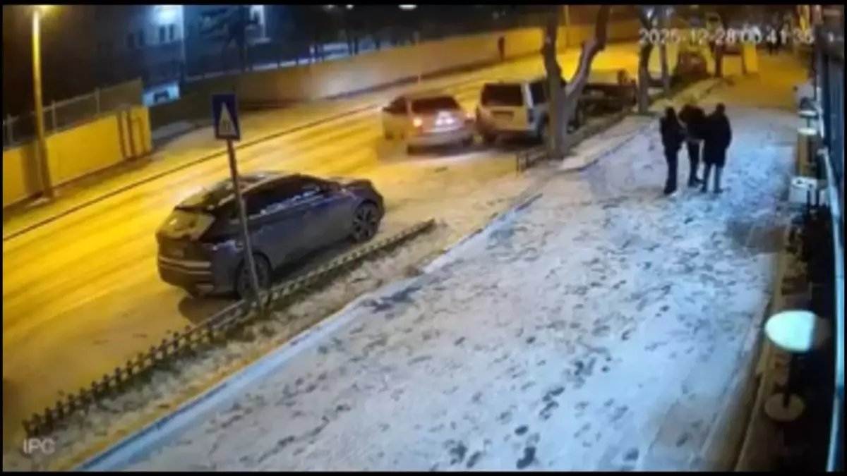 Buzlanan yolda otomobilin park halindeki 2 araca çarptığı kaza kamerada