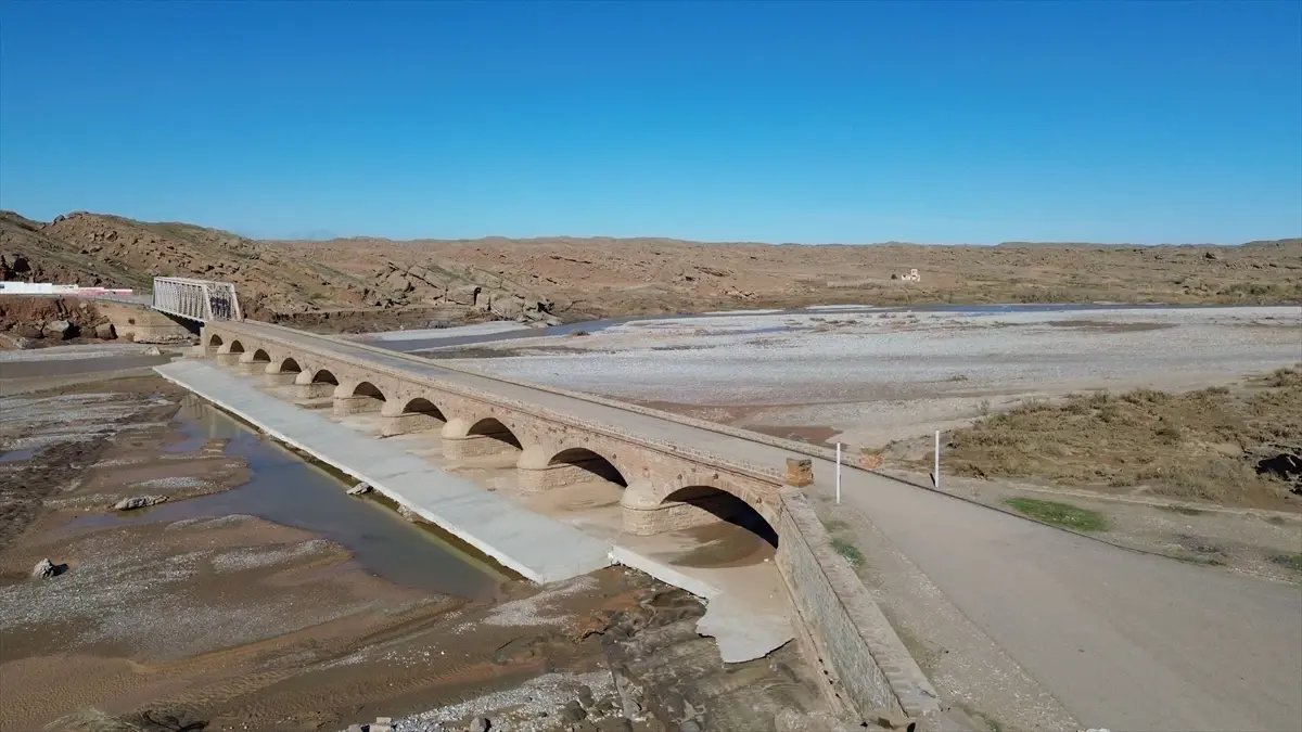 Kerkük'teki tarihi Osmanlı Köprüsü yıllara ve sellere rağmen dimdik ayakta duruyor