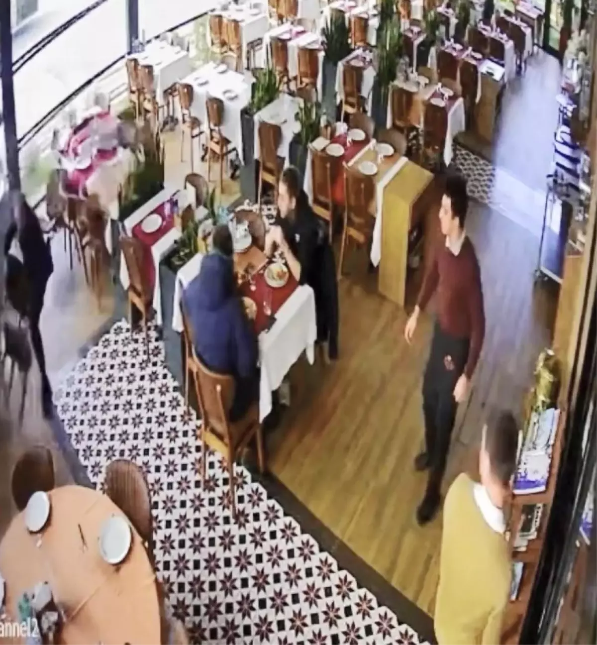 Esenyurt'ta müzisyen Cahit Berkay'ın kullandığı otomobil restorana girdi