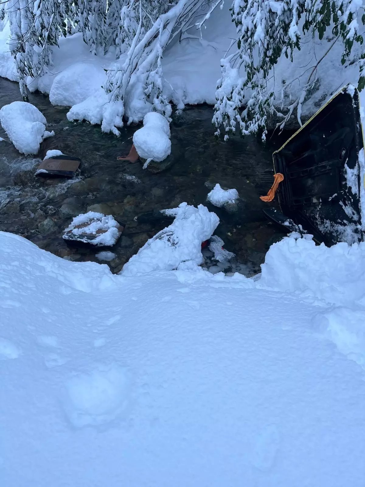 Cip, dereye yuvarlandı; 2 ölü