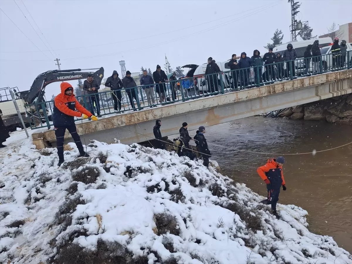 Şanlıurfa'da sulama kanalına düşen otomobilin sürücüsünü arama çalışmaları sürüyor