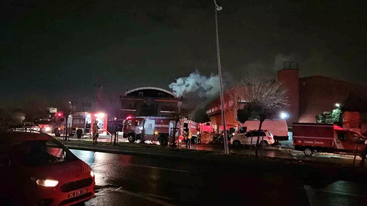 Esenyurt'taki fabrika yangını 6 saattir devam ediyor