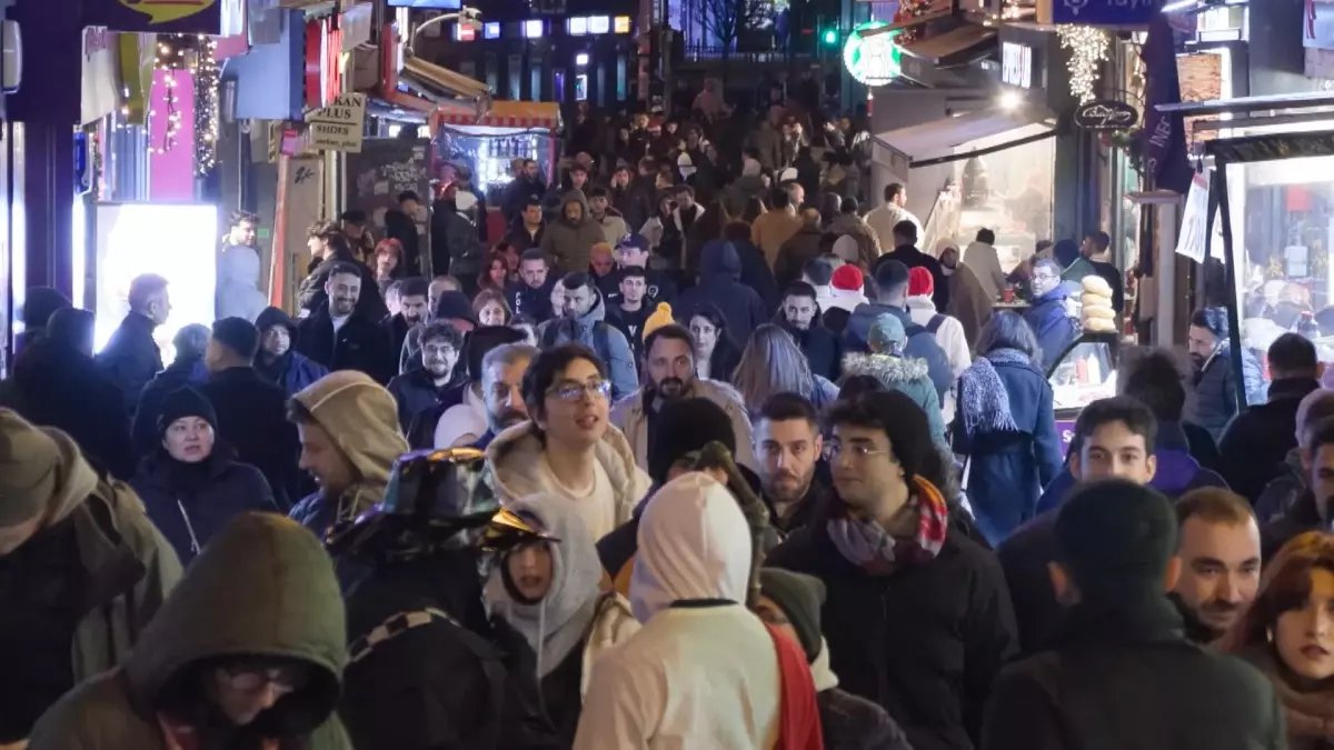 Kadıköy'de yılbaşı kutlamaları öncesi yoğunluk