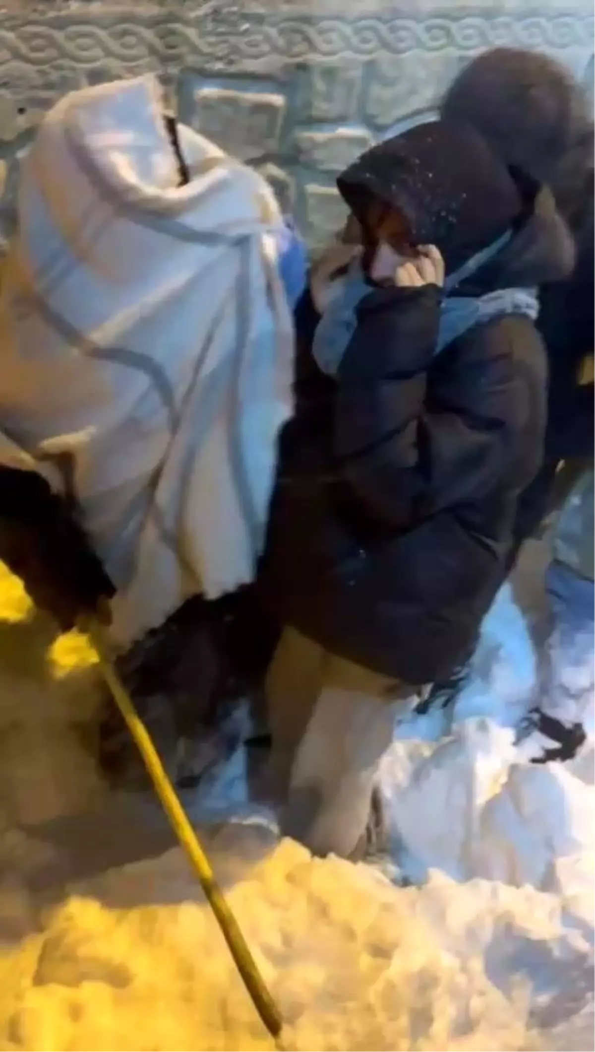 Gercüş'te araçlarıyla yolda mahsur kalan 10 işçi kurtarıldı