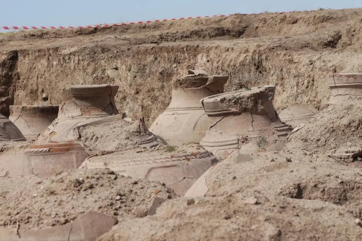 Urartu dönemi çivi yazılı 76 pithos; 2025'in en dikkat çekici arkeolojik keşiflerinden biri