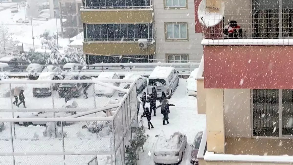 Kahramanmaraş'ta Kar Yağışı Oyun Havasıyla Kutlandı