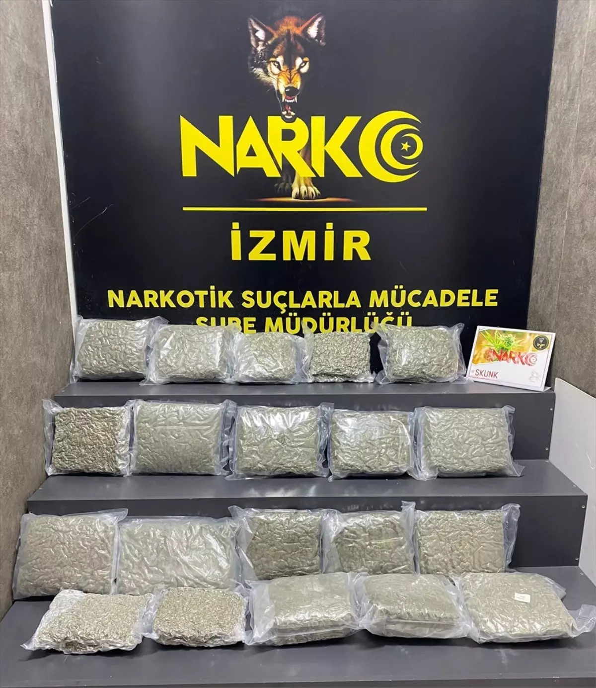 İzmir'de 21 kilo 200 gram uyuşturucu ele geçirilen aracın sürücüsü tutuklandı