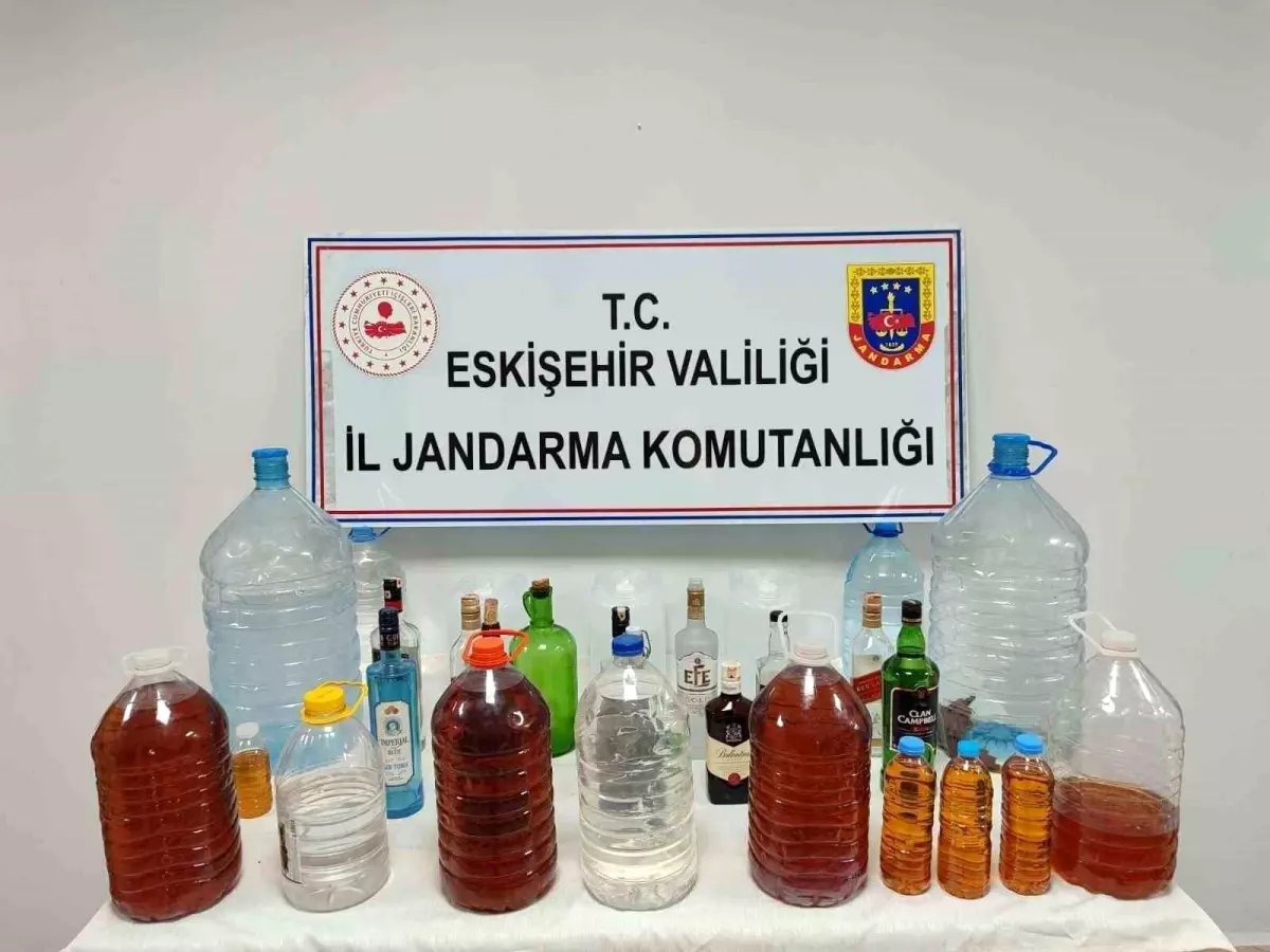 Jandarma satışa hazırlanan 78 litre kaçak alkolü ele geçirdi, 1 kişi yakalandı