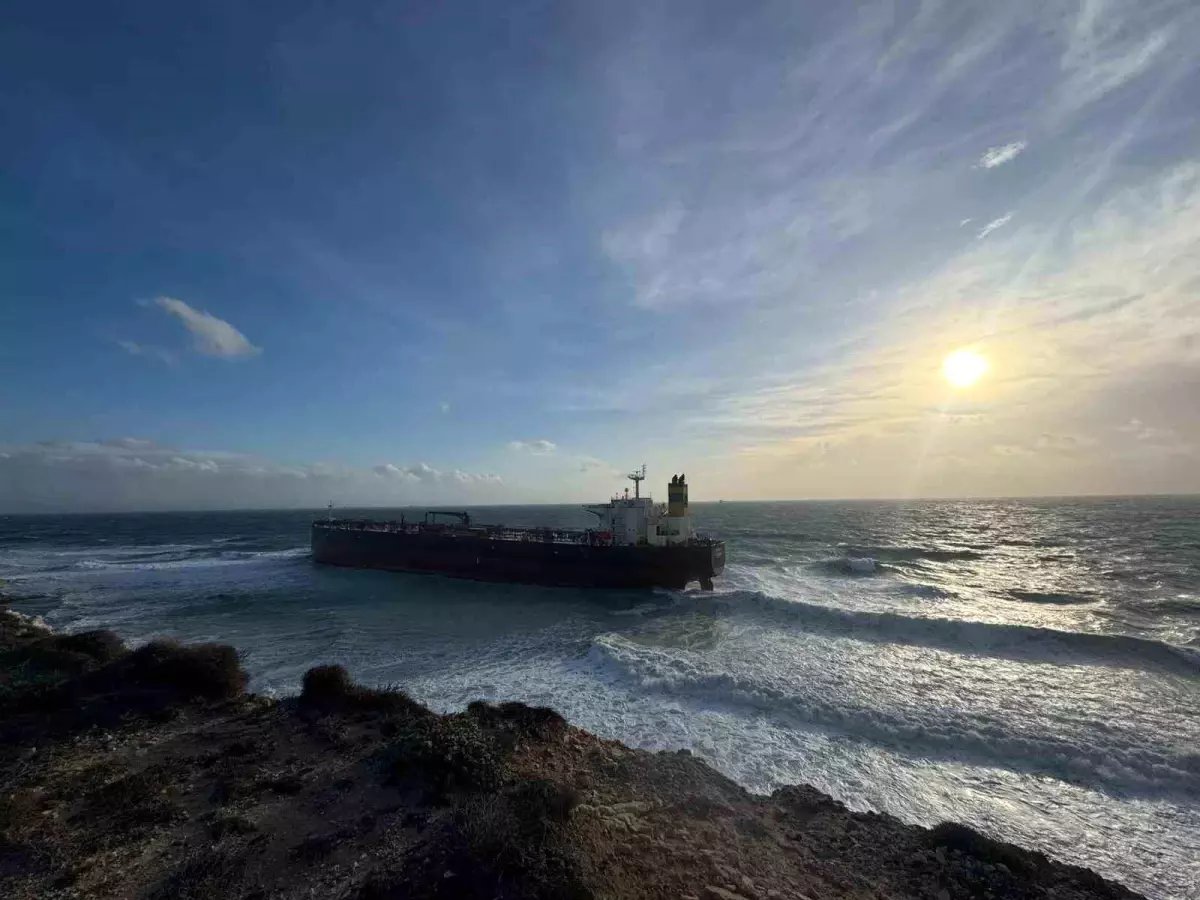 Bozcaada'da karaya oturan tanker 12 gün sonra kurtarıldı