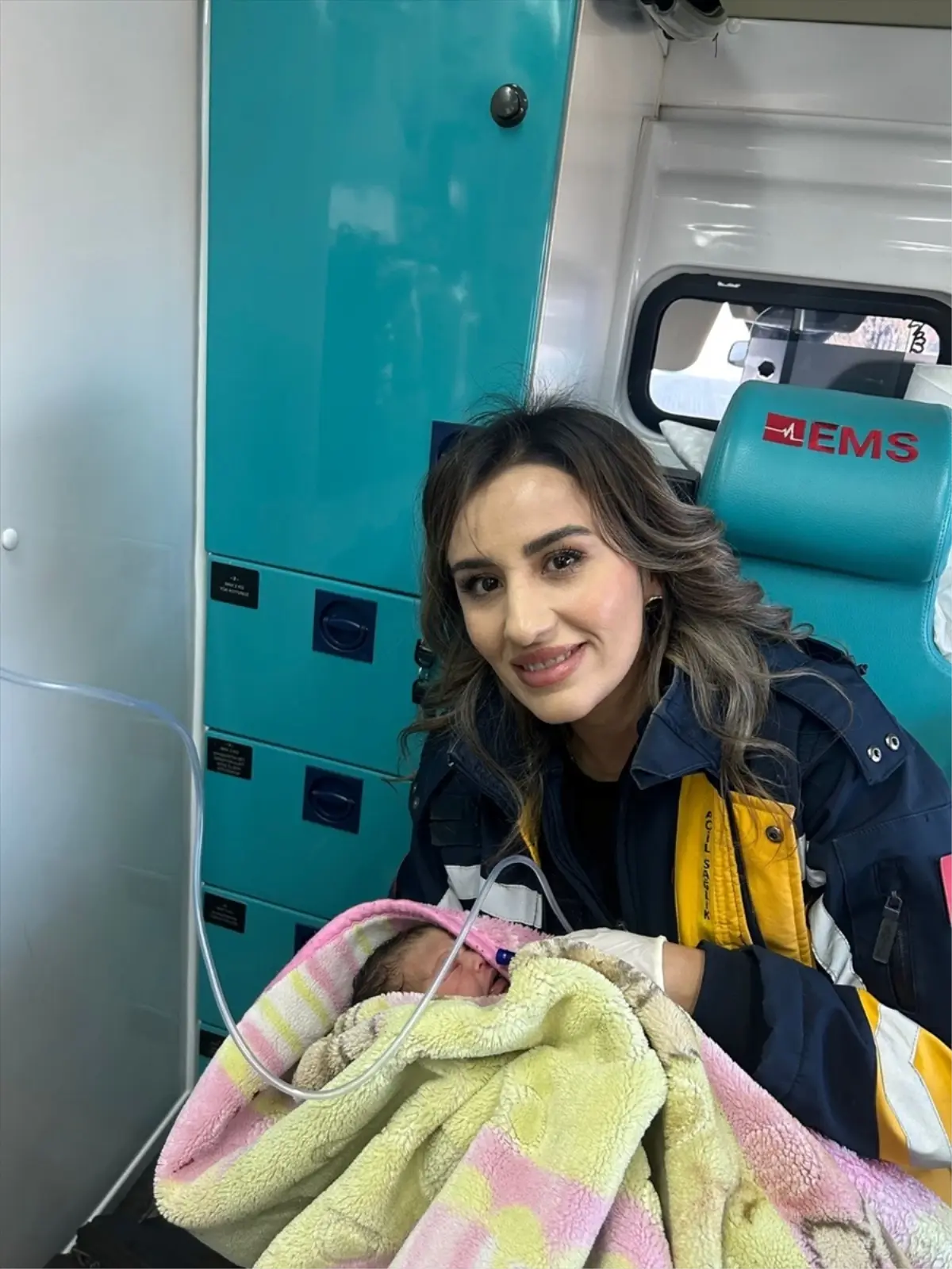 Afyonkarahisar'da hastaneye götürülen hamile kadın ambulansta doğum yaptı