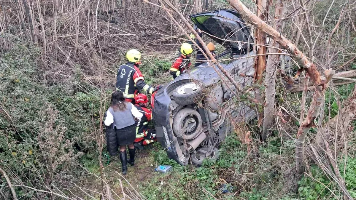 Balıkesir'de otomobil şarampole uçtu: Anne ve kızı yaralandı