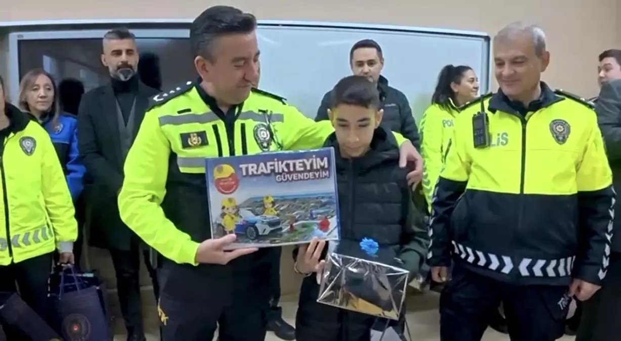 Trafik levhalarını temizleyen duyarlı öğrenciye karne günü anlamlı ziyaret