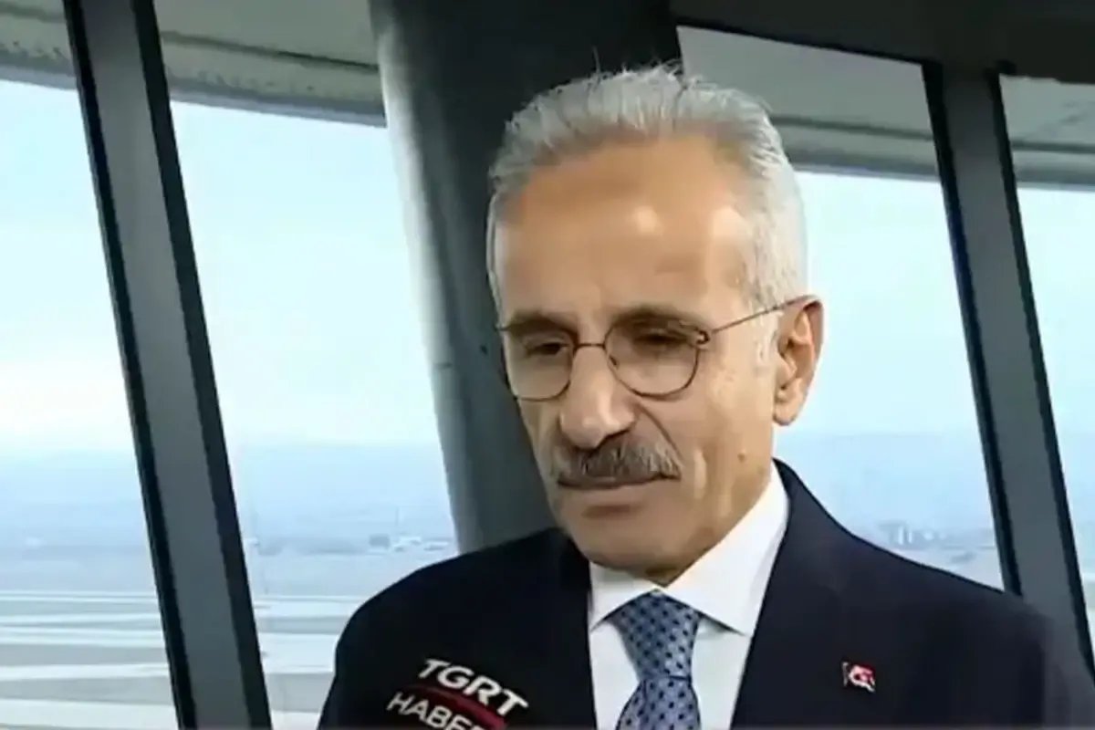Ulaştırma ve Altyapı Bakanı Uraloğlu canlı yayında rahatsızlandı