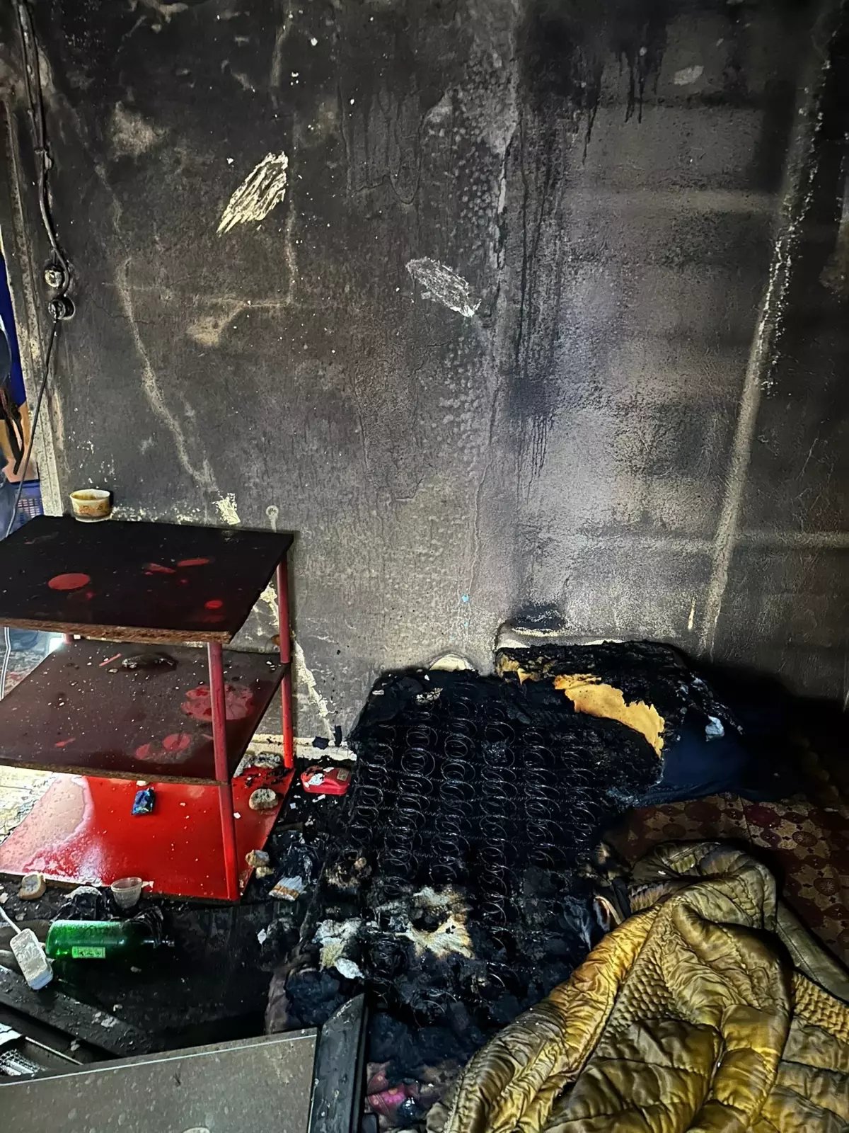 Tek başına yaşadığı evde çıkan yangında öldü