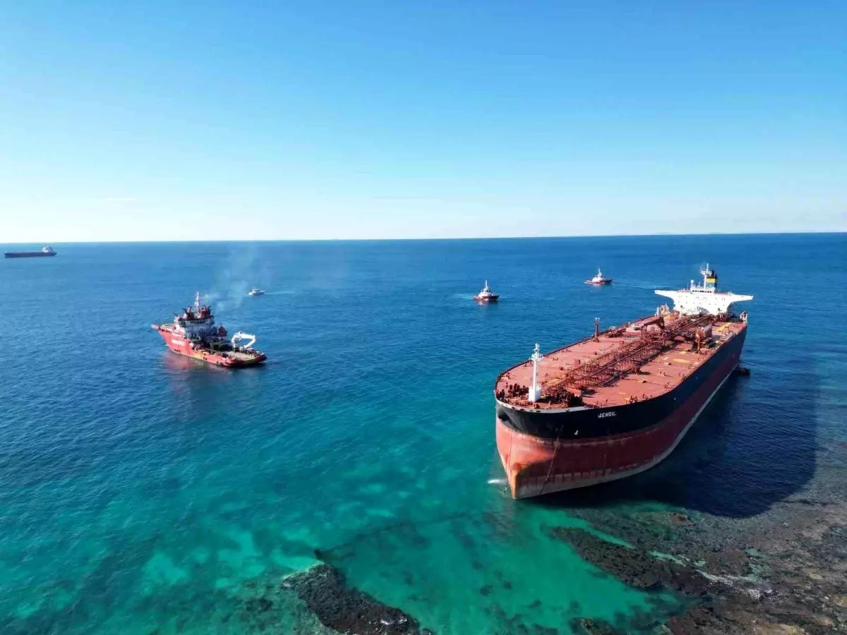 Bozcaada'da karaya oturan tankerin kurtarma çalışmaları dron ile görüntülendi