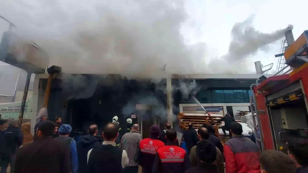 Sanayi sitesinde büyük yangın: 5 kişi hastaneye kaldırıldı