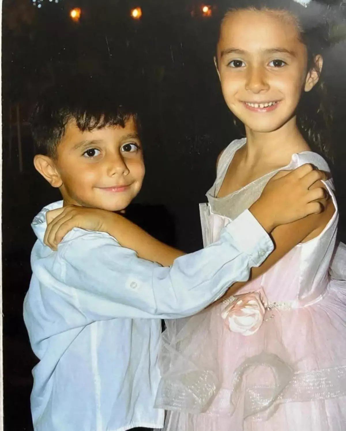 Lüks villadaki aile faciasında ölen kardeşler yan yana toprağa verildi