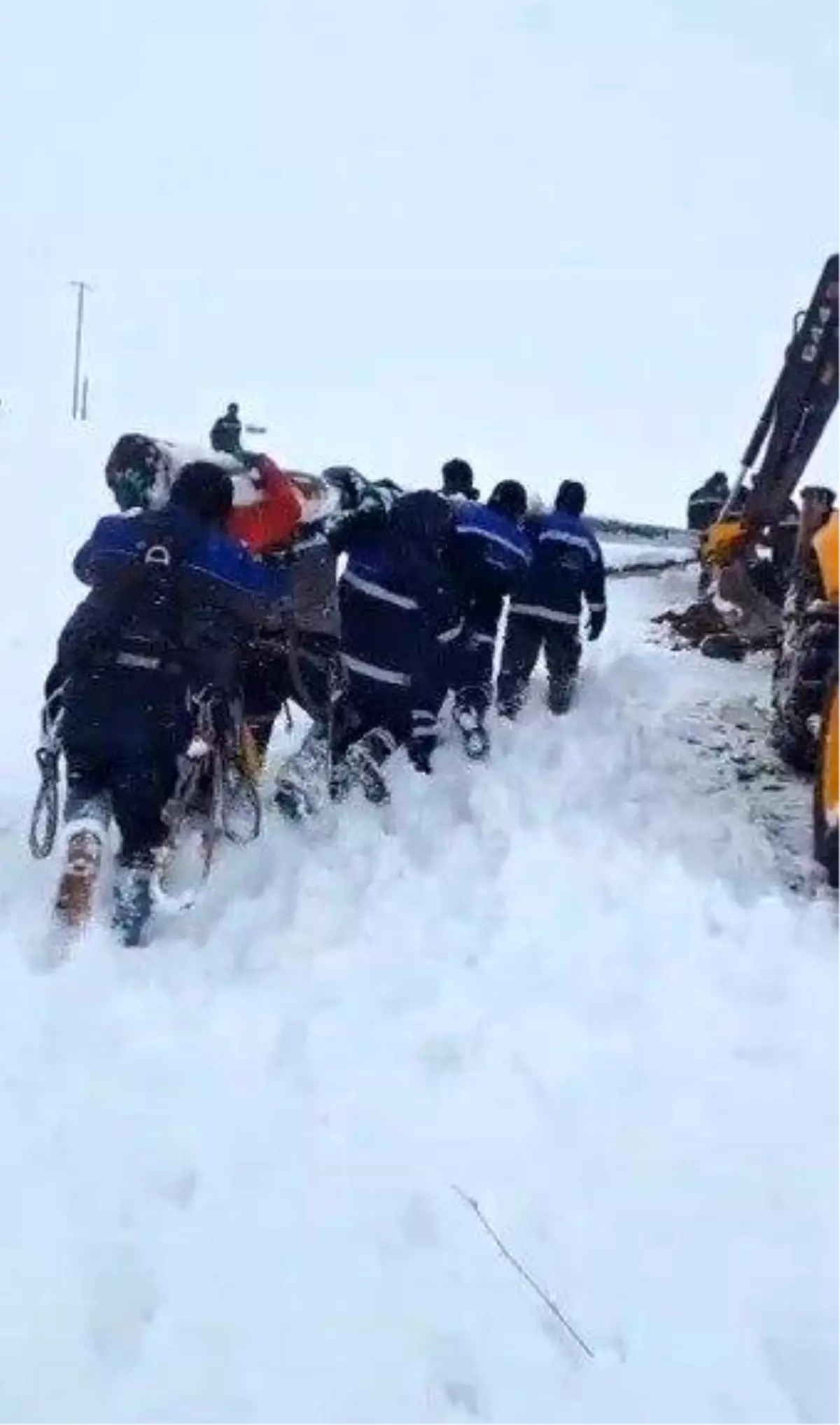 Ekipler enerji için seferber oldu: Ekipler direkleri sırtında taşıdı