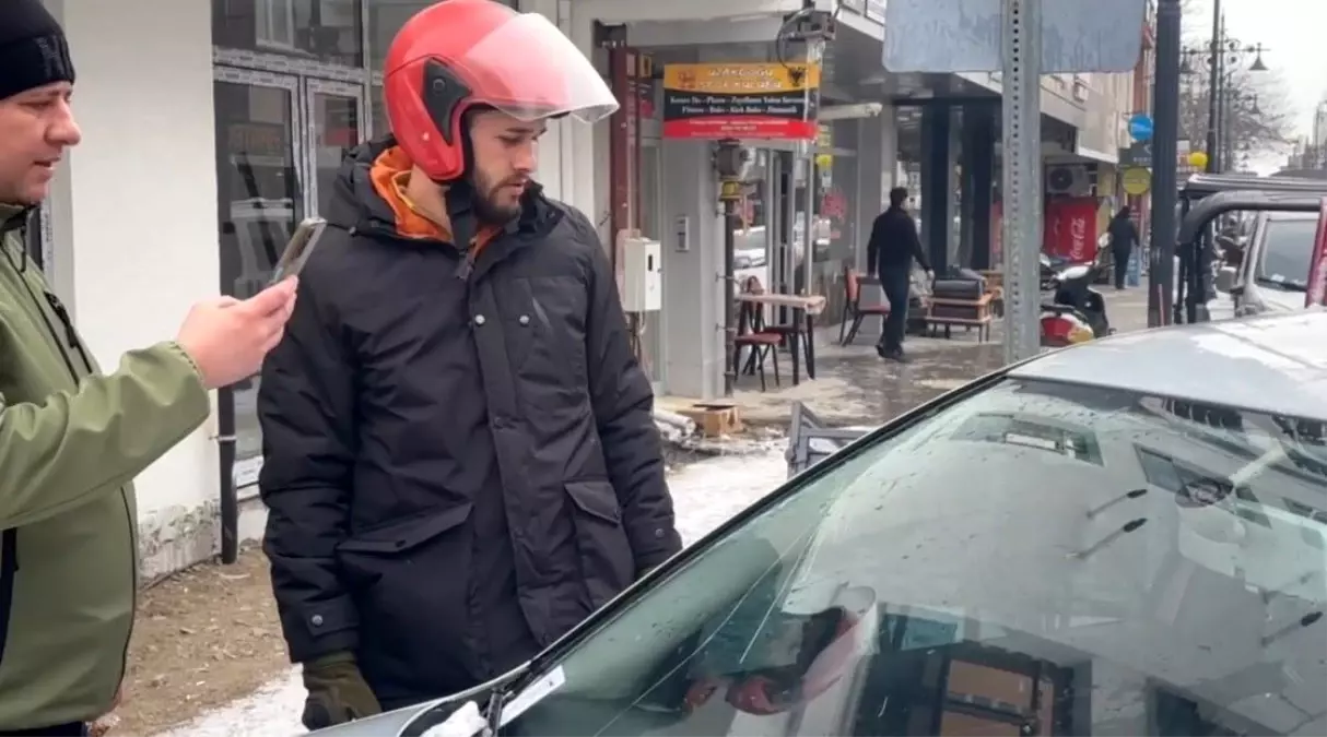 Erzincan'da su tahliye borusu park halindeki aracın üzerine düştü