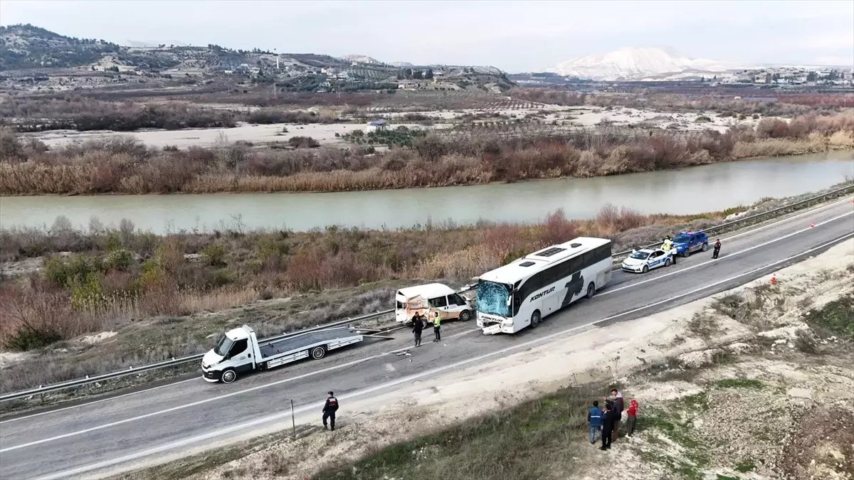 Mersin'de minibüs ile yolcu otobüsünün çarpıştığı kazada 2 kişi yaralandı