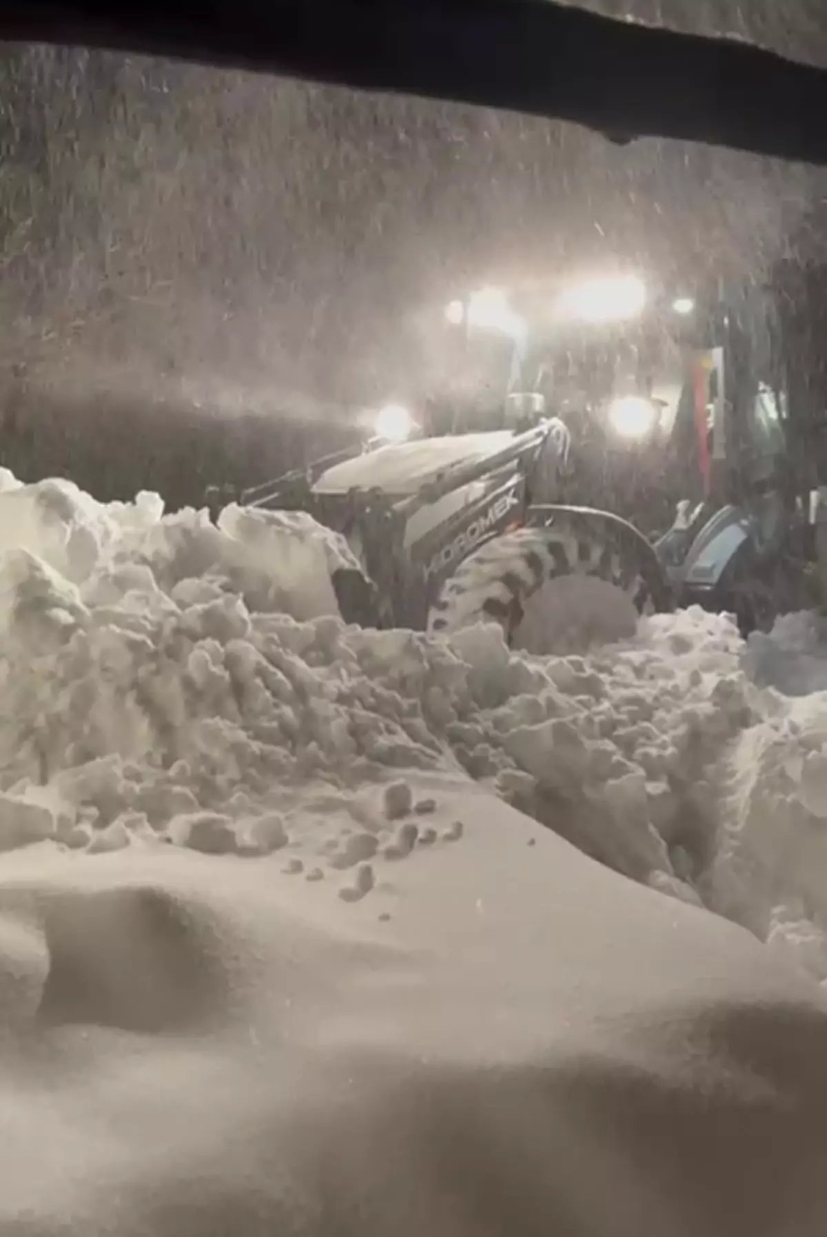 Kardan yolu kapanan köyde tek başına kaldı, kendisine ulaşan ekiplere direndi