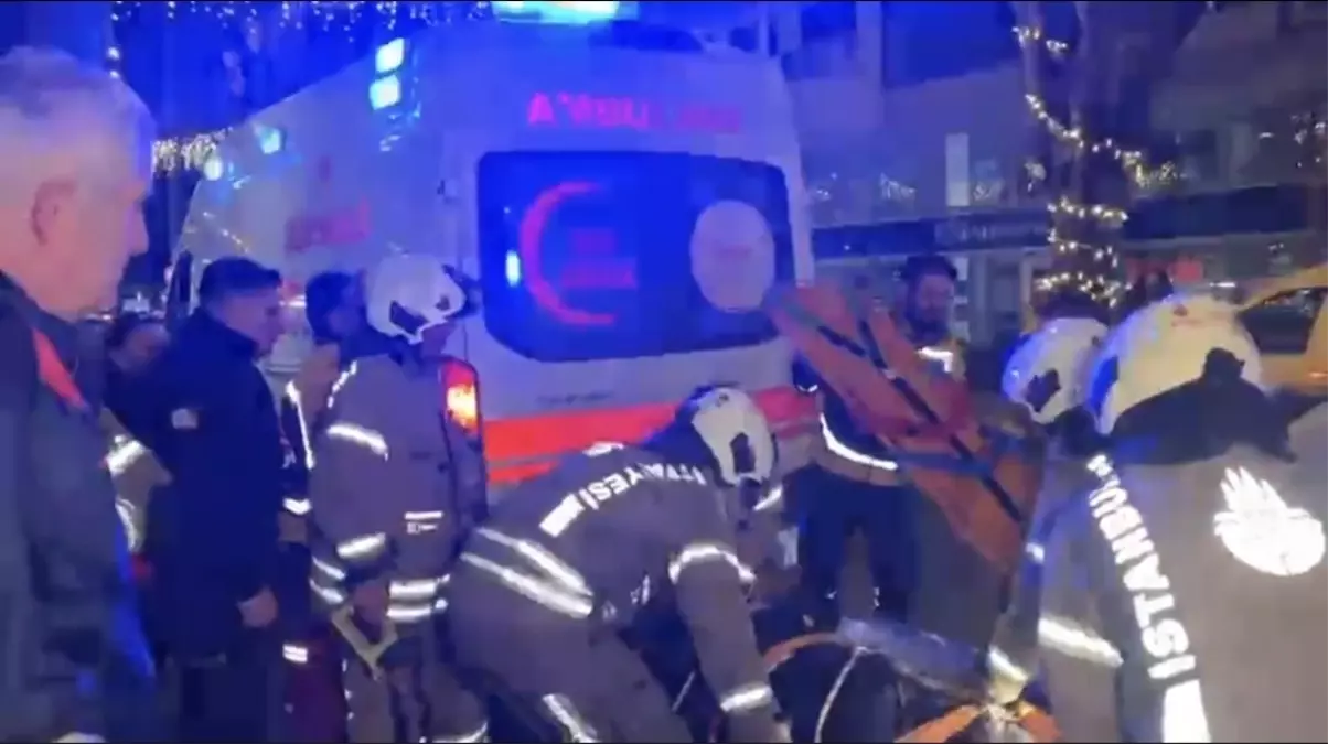 Bakırköy'de ahşap merdiveni çöken marketin çalışanı yaralandı