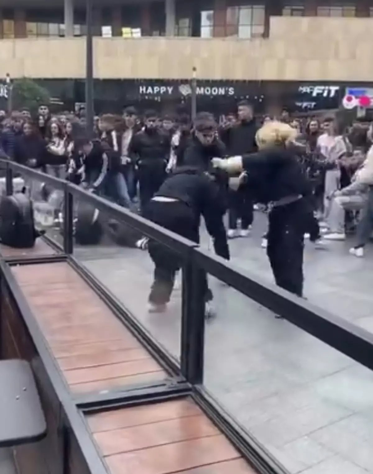 Maltepe'de alışveriş merkezindeki kadınların saç saça kavgası kamerada