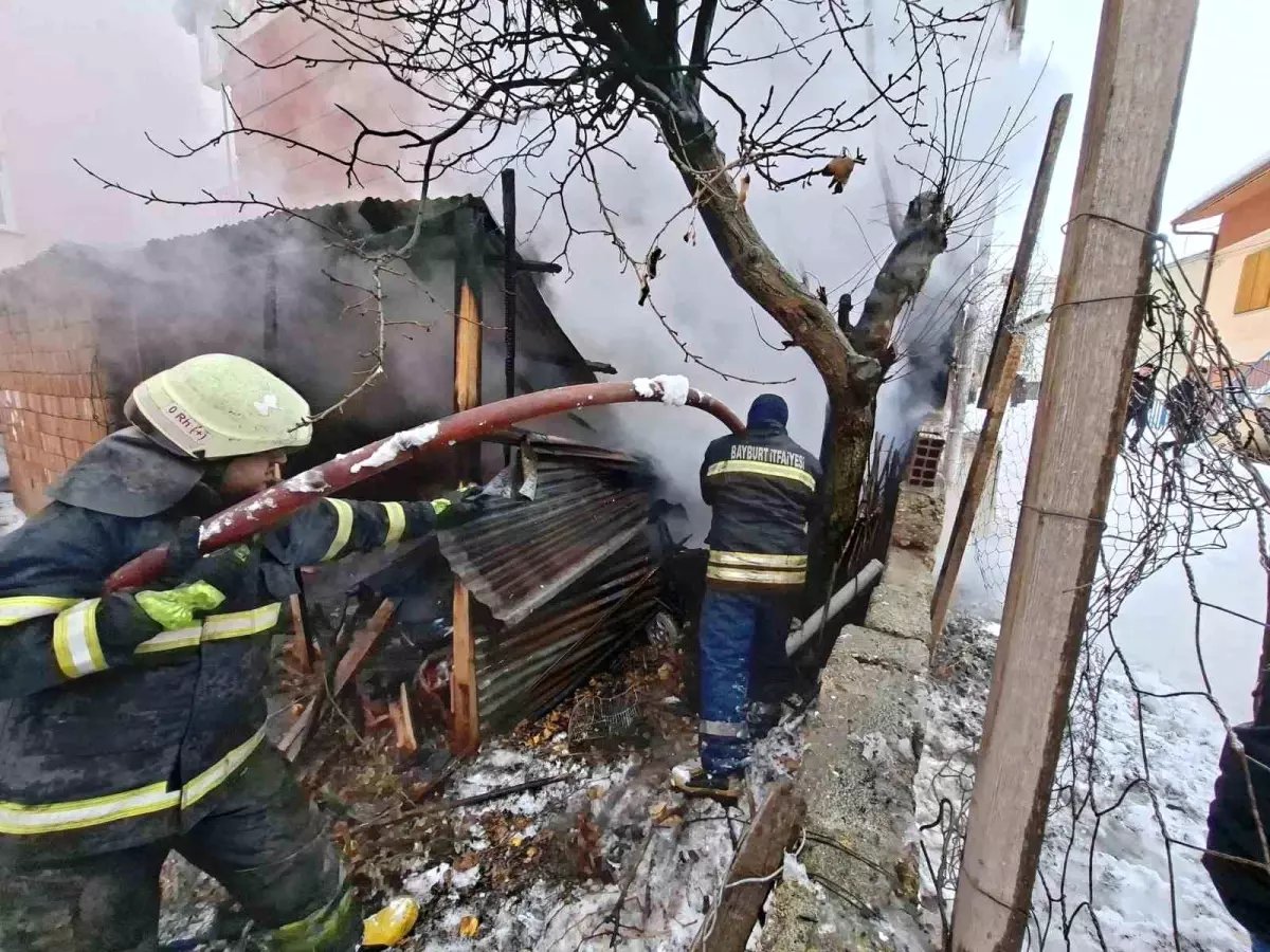 Bayburt'ta garaj ve depo olarak kullanılan alanda çıkan yangın söndürüldü