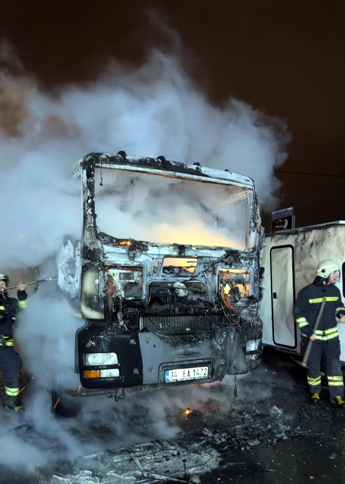 Park halindeki beton pompa aracı yandı