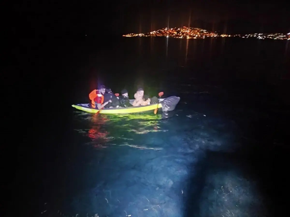 Kanoyla kaçarken yakalandılar