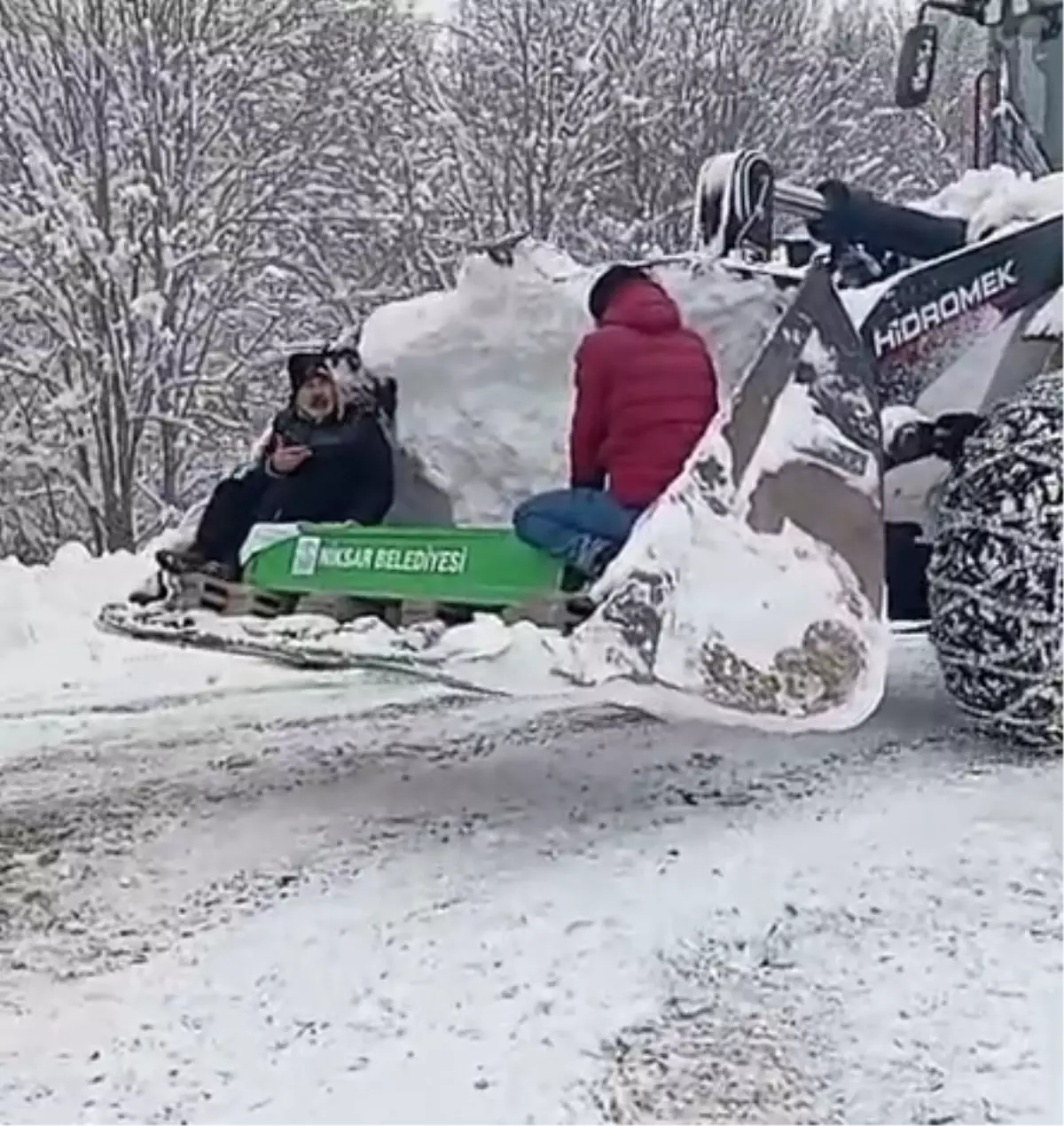 Kardan kapanan yolda cenaze iş makinesinin kepçesinde taşındı; o anlar kamerada