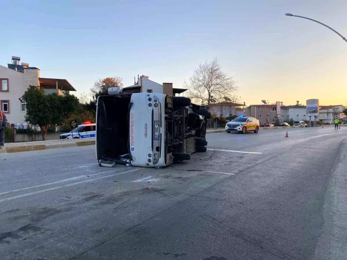 Antalya'da midibüs ile otomobil çarpıştı: 3 yaralı