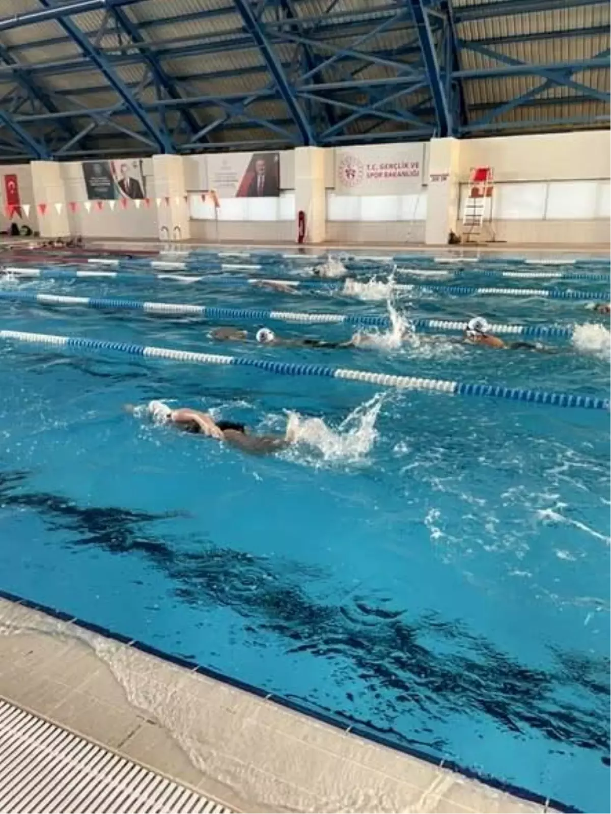 Bilecik'te spor okulları yüzme antrenmanları yoğun tempoyla sürüyor