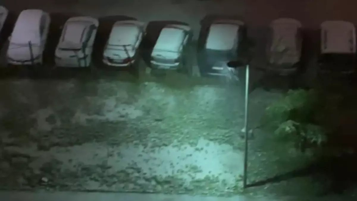 İstanbul'da kar yağışı; sokaklar beyaza büründü