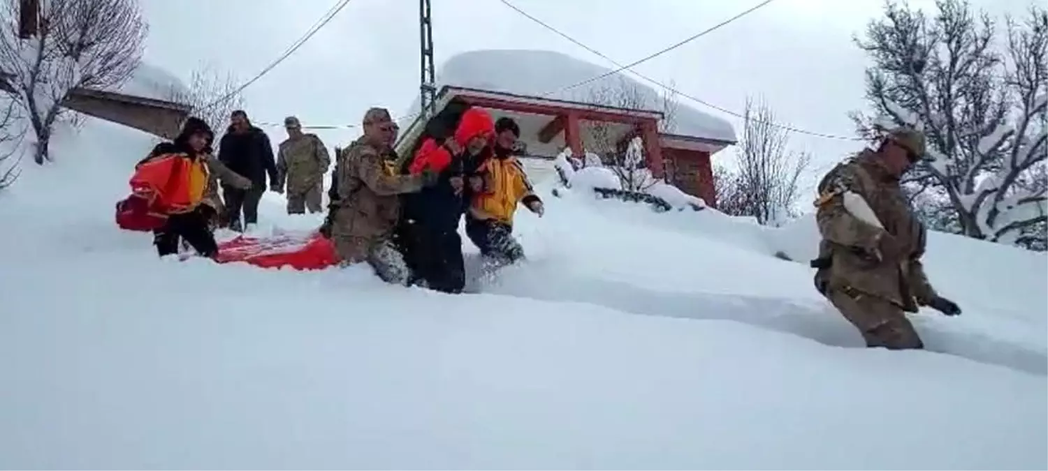 Tunceli'de ekipler 1 kilometre yürüdü, hasta hastaneye ulaştırıldı