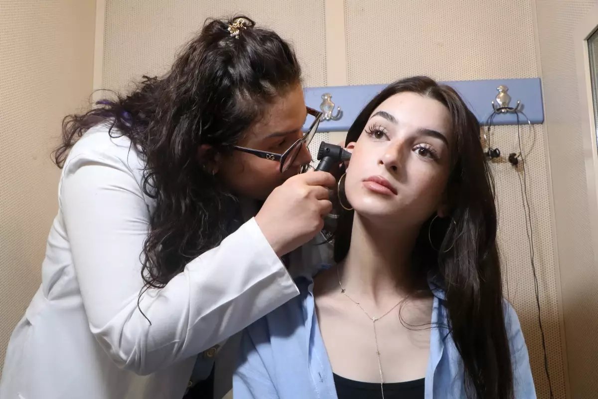 Doğuştan İşitme Engelli Azra, Erken Tanı Sayesinde Başarılı Bir Voleybolcu Olmak İstiyor