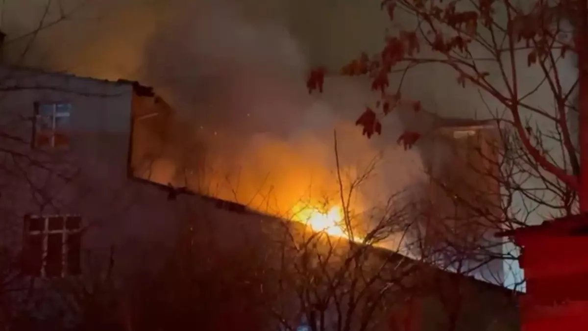 İstanbul -Ümraniye'de 3 katlı binada çıkan yangın söndürüldü