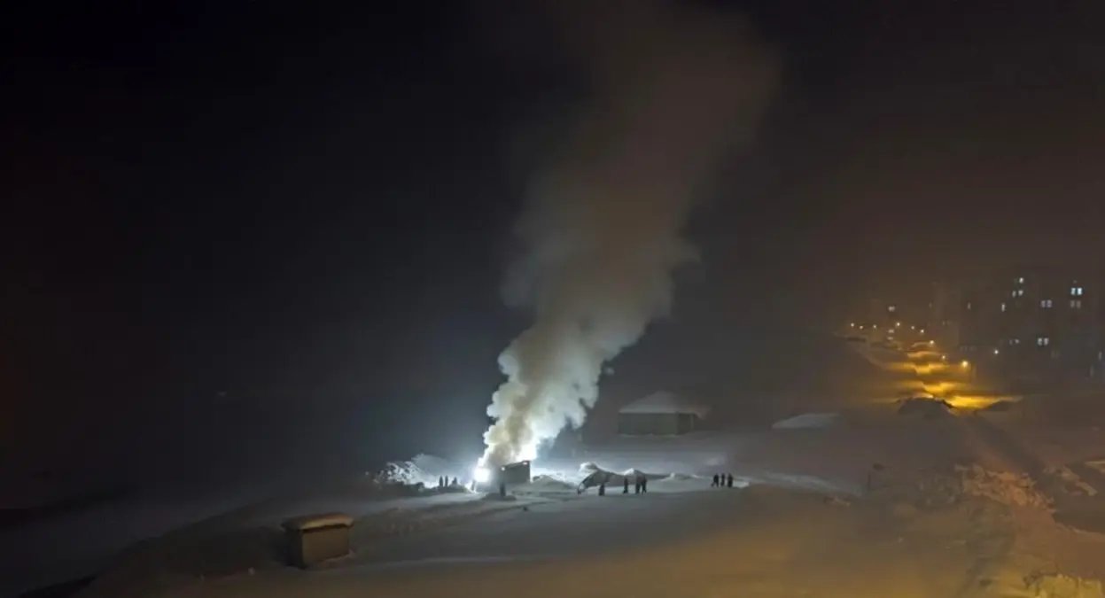 Hakkari'de itfaiye araçlarının çıkamadığı tandır evindeki yangına vatandaşlardan karla müdahale