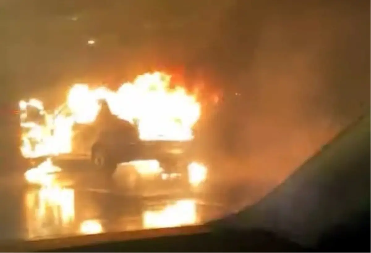 Avcılar'da otomobil alev alev yandı