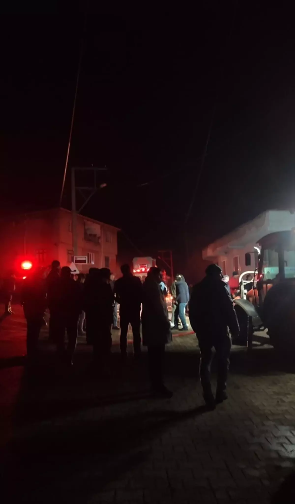 Bursa'da evde çıkan ve yan eve sıçrayan yangın söndürüldü