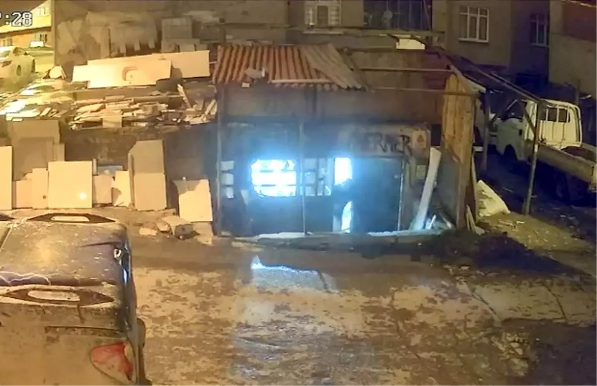 Avcılar'da mermer dükkanından hırsızlık kamerada; camdan girdi kapıdan çıktı