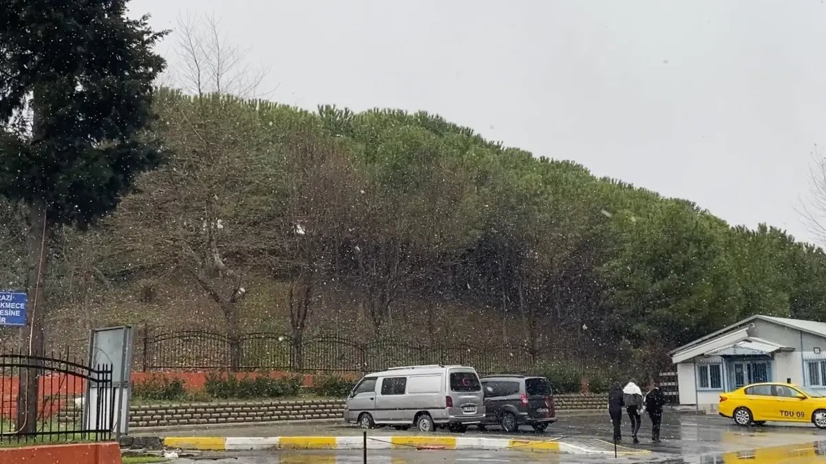 Esenler ve Küçükçekmece'de kar yağışı etkili oluyor