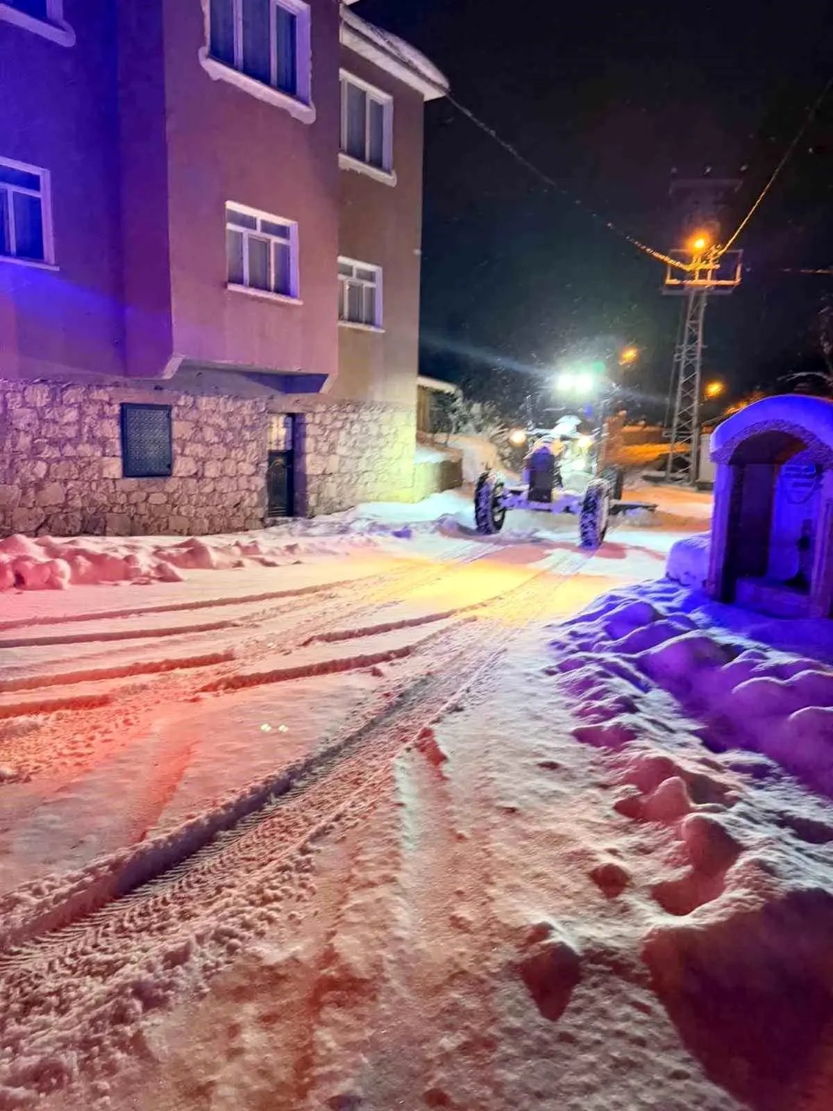 Mahsur kalan hasta vatandaşın yardımına karla mücadele ekipleri yetişti