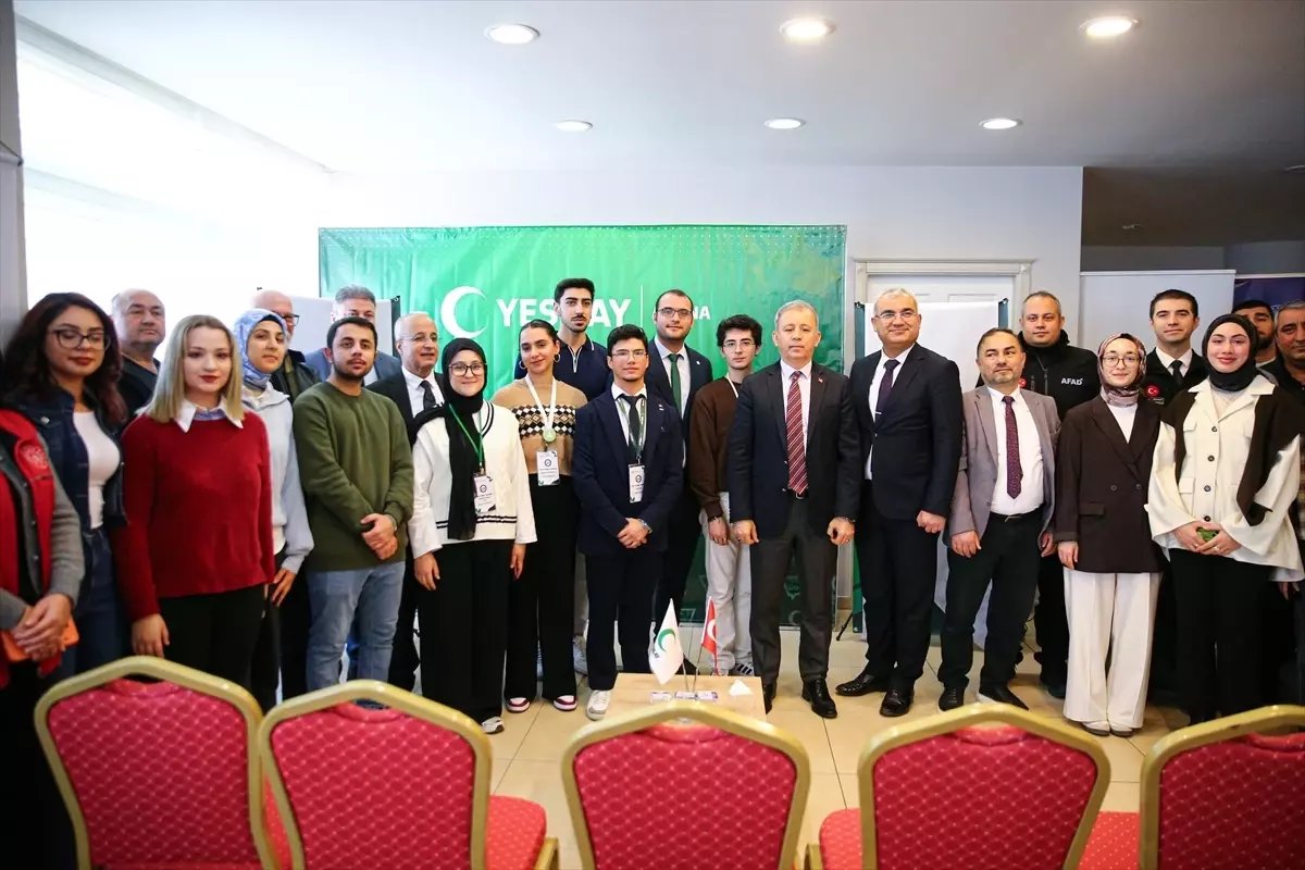 Adana'da Yeşilayın öncülüğündeki "Bağımsız Genç Fikirler" projesi tanıtıldı