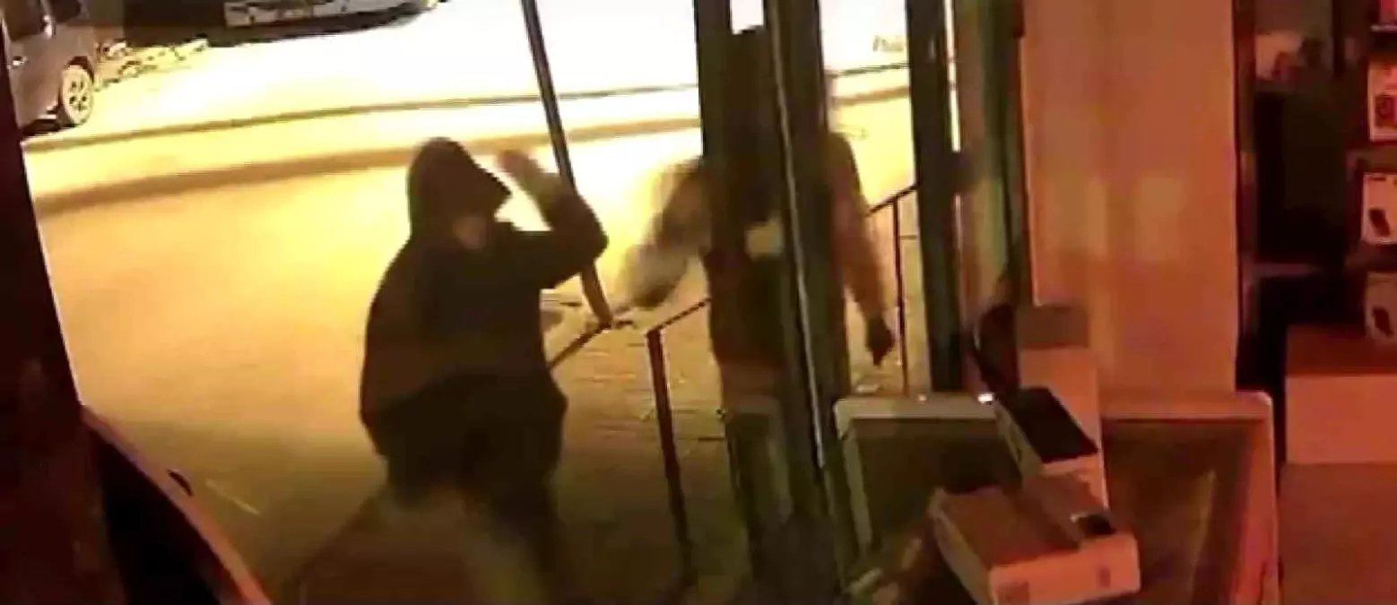 Parke taşıyla camları kırıp hırsızlık yaptılar: O anlar kamerada