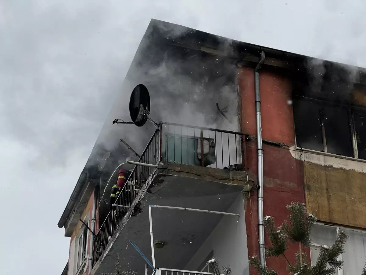 Kayseri'de 4 Katlı Binanın Son Katındaki Dairede Yangın Çıktı